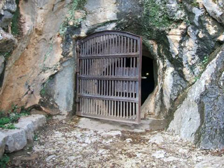 Verja de entrada a la cueva Verja de entrada a la cueva
