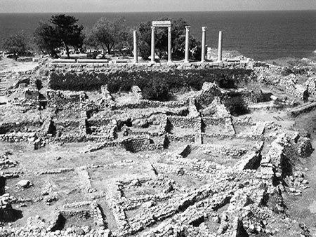 Biblos. En primer término aparecen restos de un templo fenicio y al fondo, una columnata romana.