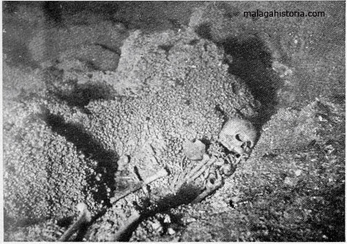 Los cuatro esqueletos humanos encontrados en el año 1933 en las nuevas galerías, constituyen los restos más importantes hallados en la cueva, correspondiente al neolitico inicial del 3500 -3000 a.c Los cuatro esqueletos humanos encontrados en el año 1933 en las nuevas galerías, constituyen los restos más importantes hallados en la cueva, correspondiente al neolitico inicial del 3500 -3000 a.c.