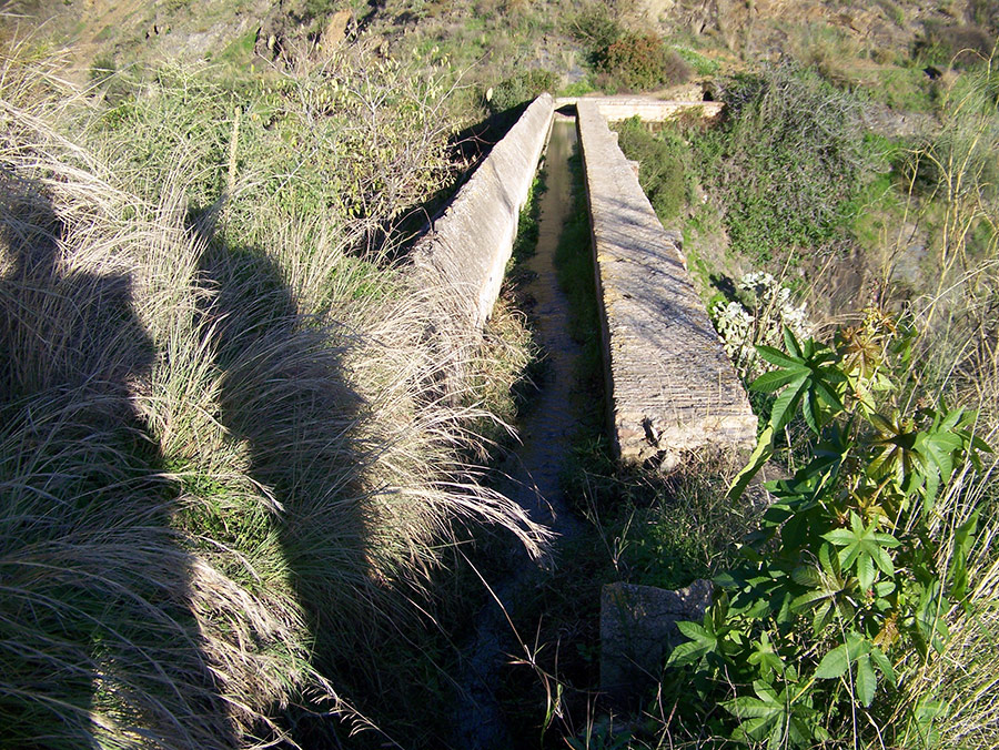 Acequia del Puente de Arroyo Hondo