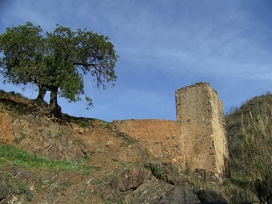 Pozo y noria junto al rio
