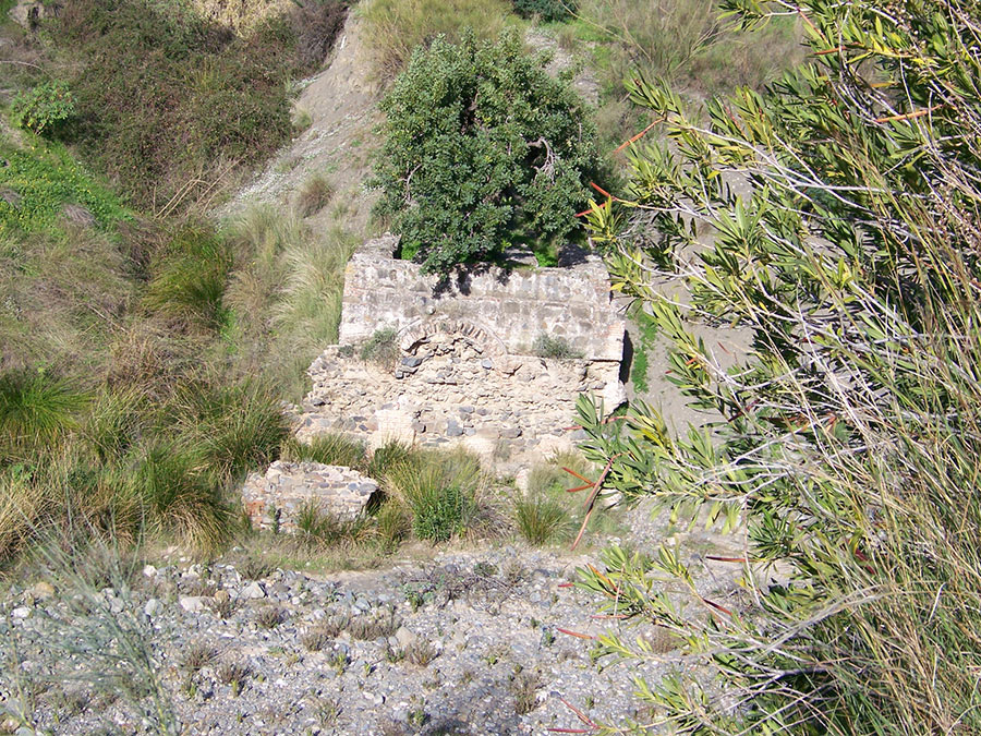 Noria en la ribera del rio
