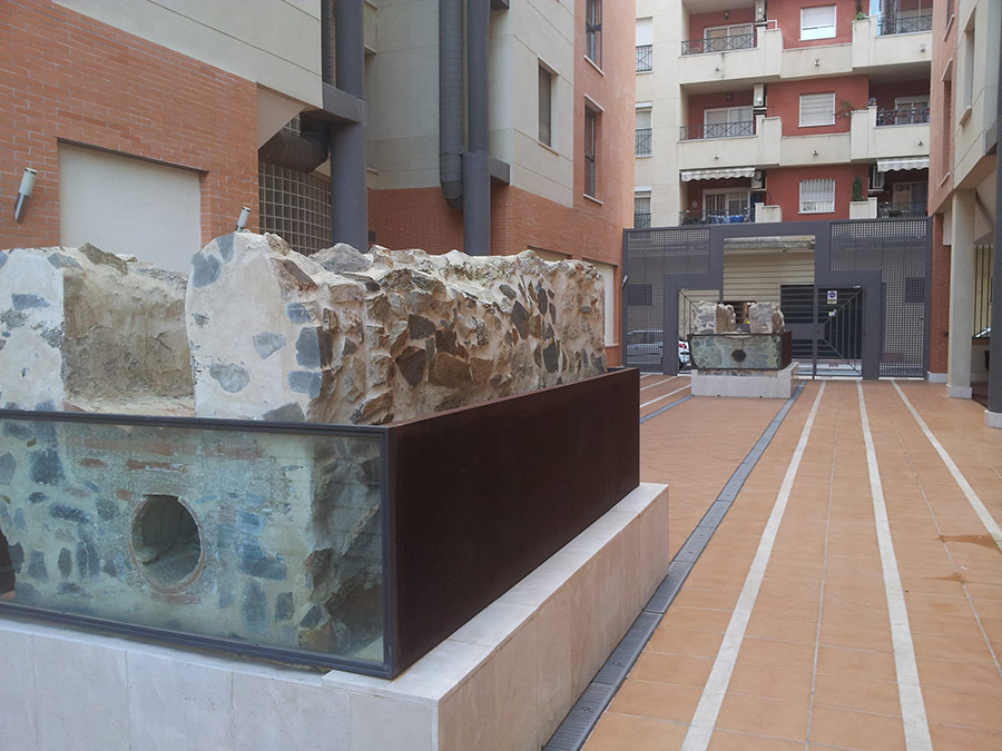 El Acueducto de San Telmo se construyó en un sólo piso con dos conducciones superpuestas; la de abajo, entubada para el abastecimiento de fuentes y la superior, una tajea con techo de bóveda, para el regadío y para el movimiento de molinos a través de la fuerza motriz.