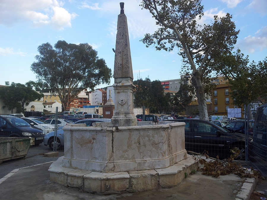 Fuente de Tempus Fugit en el Cementerio de San Miguel con su obelisco de ágata de 1849